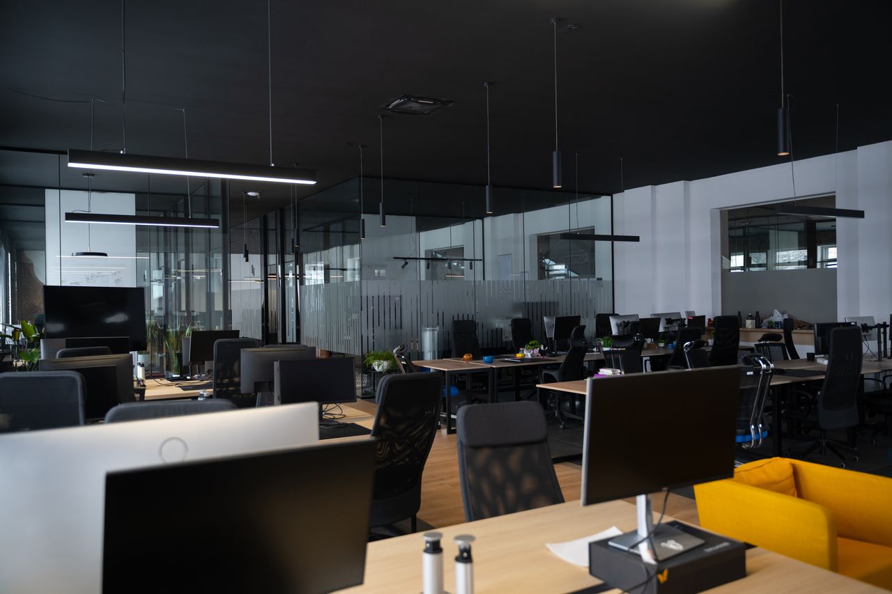 Guide pratique CSRD pour grandes entreprises : étapes clés, analyse parties prenantes, gestion risques ESG et conformité.