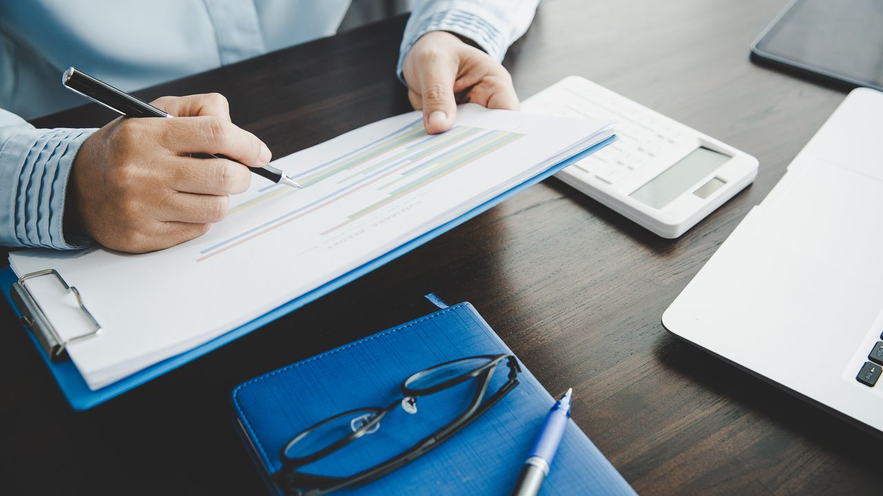 Analyse critique de l'index égalité professionnelle : décryptage des écarts salariaux et biais en entreprise.